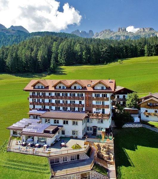 Family & Wellness Hotel Fontana Vigo di Fassa Εξωτερικό φωτογραφία